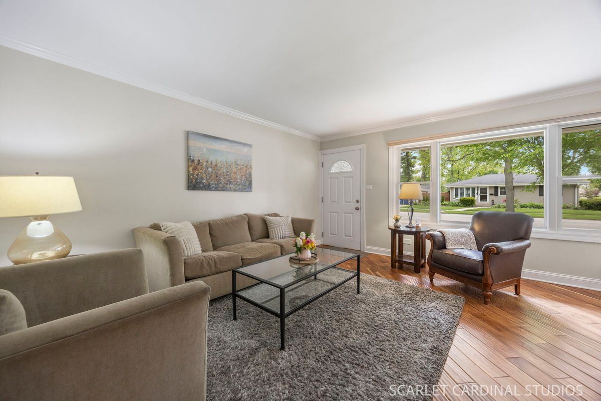 1315 Lakeside Drive, Wheaton, IL 60187