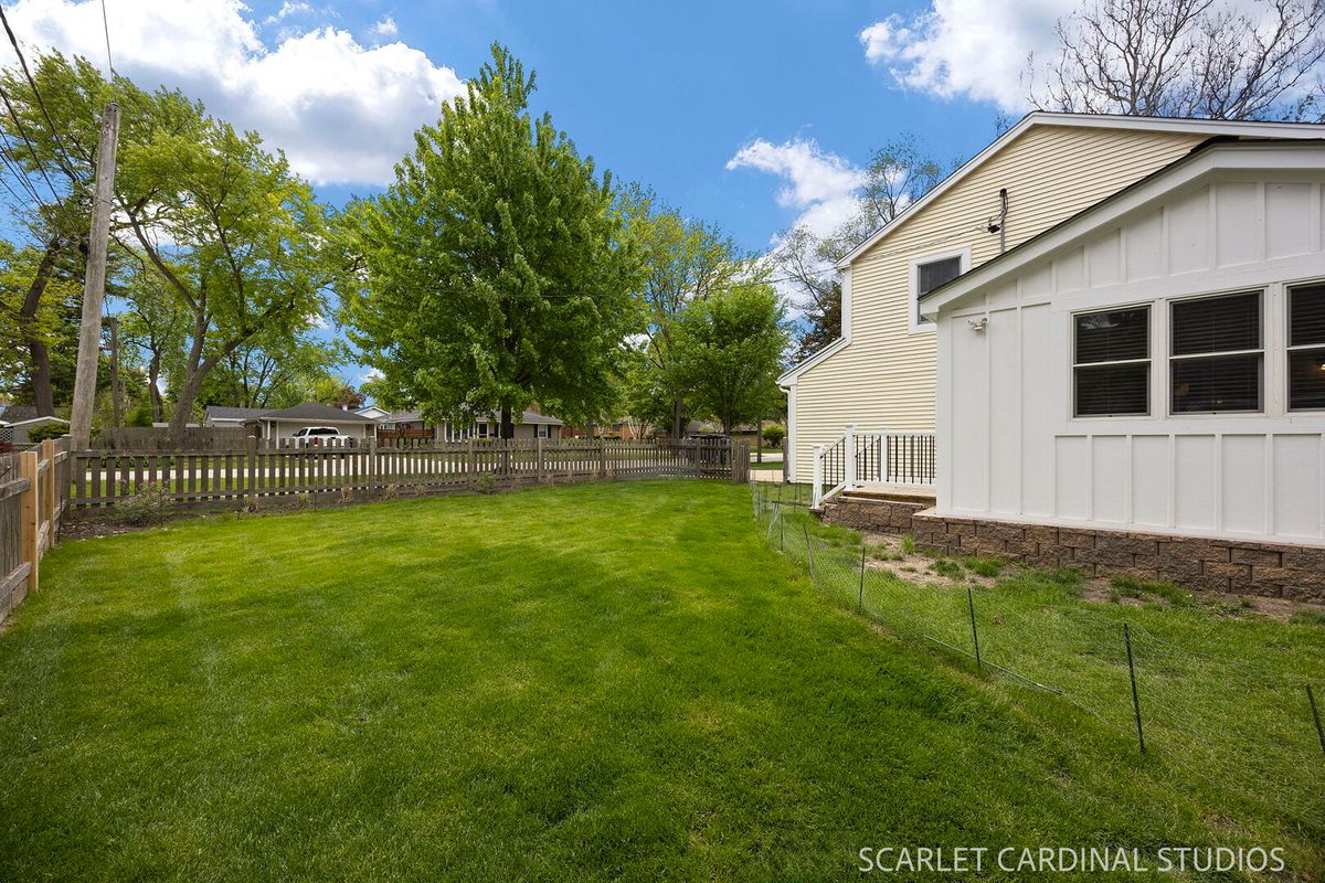 1315 Lakeside Drive, Wheaton, IL 60187