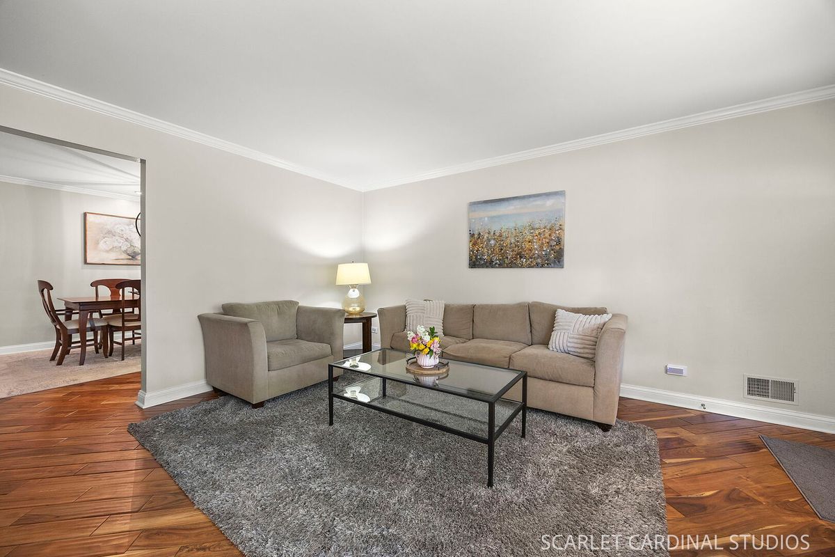 1315 Lakeside Drive, Wheaton, IL 60187