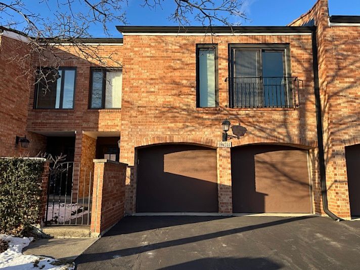 19W244 Governors Trail — Oak Brook, IL 60523