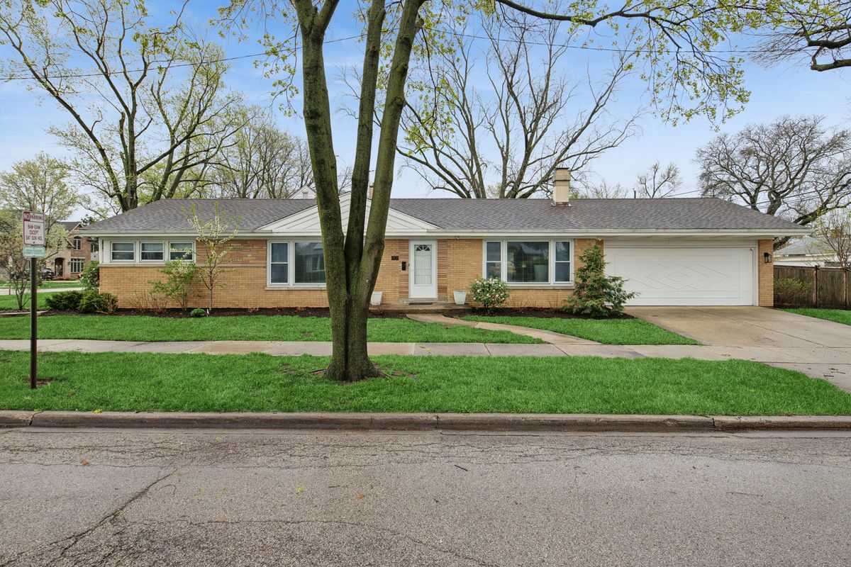 701 Peterson Avenue, Park Ridge, IL 60068