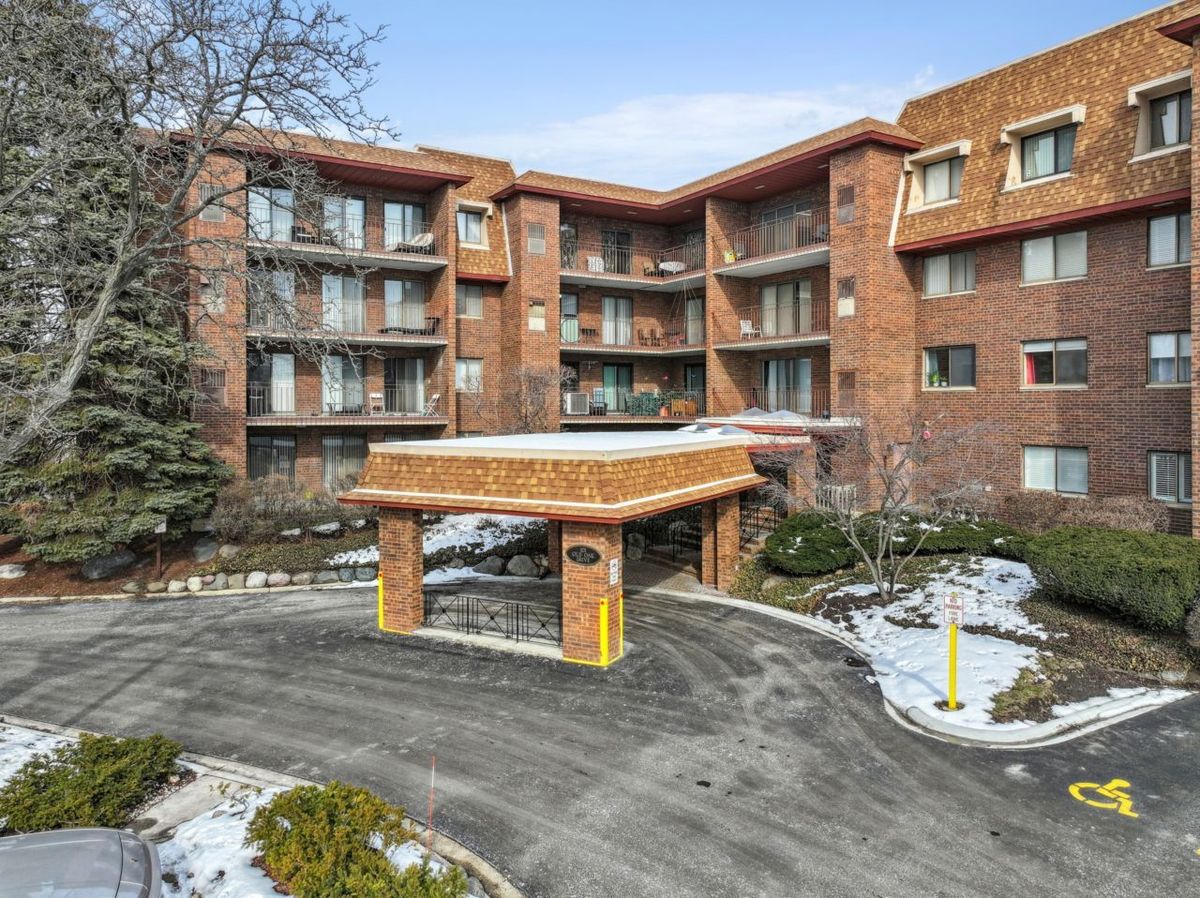 101 Old Oak Drive, Buffalo Grove, IL 60089