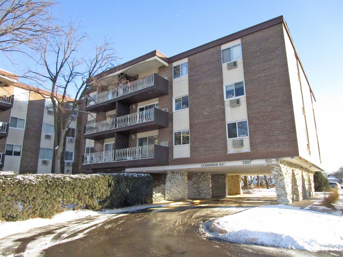 1301 Finley Road, Lombard, IL 60148