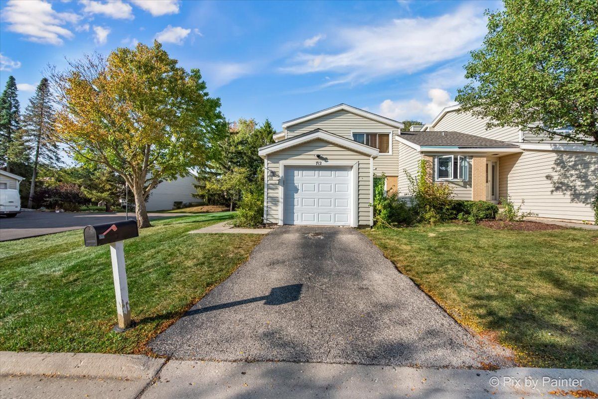 712 Scarbrough Circle #712 — Hoffman Estates, IL 60169