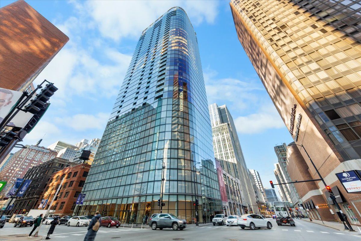 600 N Fairbanks Court #3301 — Chicago, IL 60611