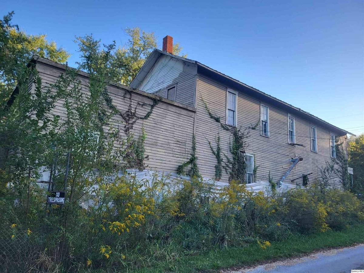 110 N Main Street, Chambersburg, IL 62323