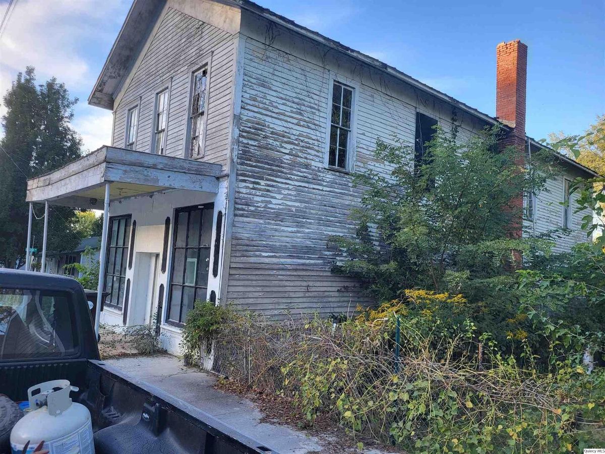 110 N Main Street, Chambersburg, IL 62323