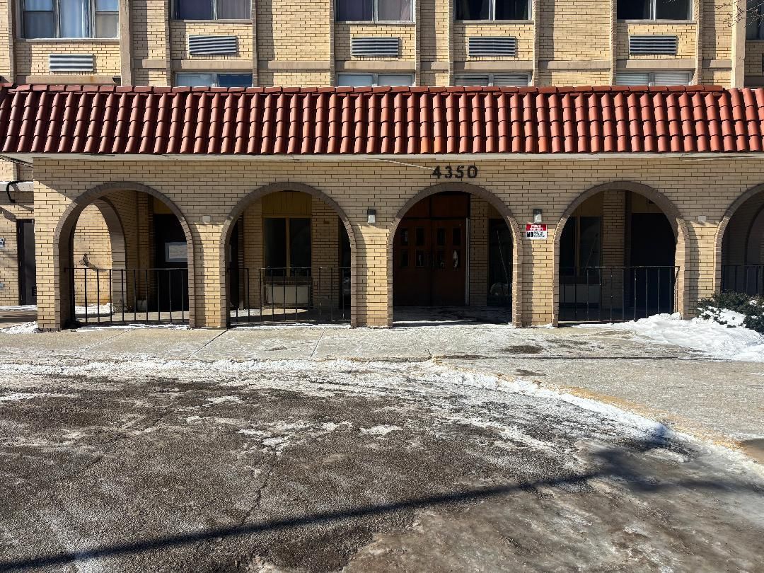 4350 W Ford City Drive #B1104 — Chicago, IL 60652