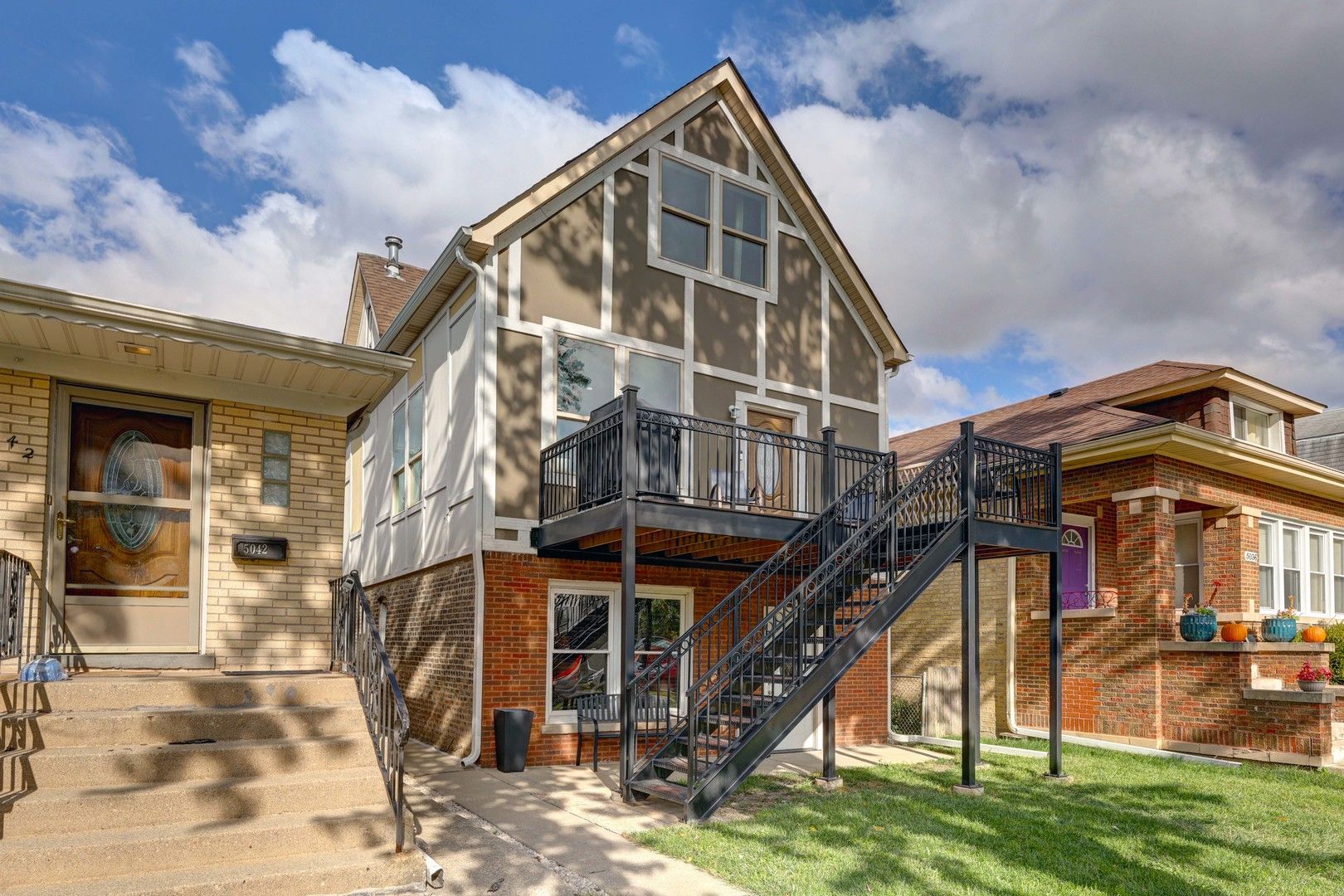 5040 W Berenice Avenue — Chicago, IL 60641