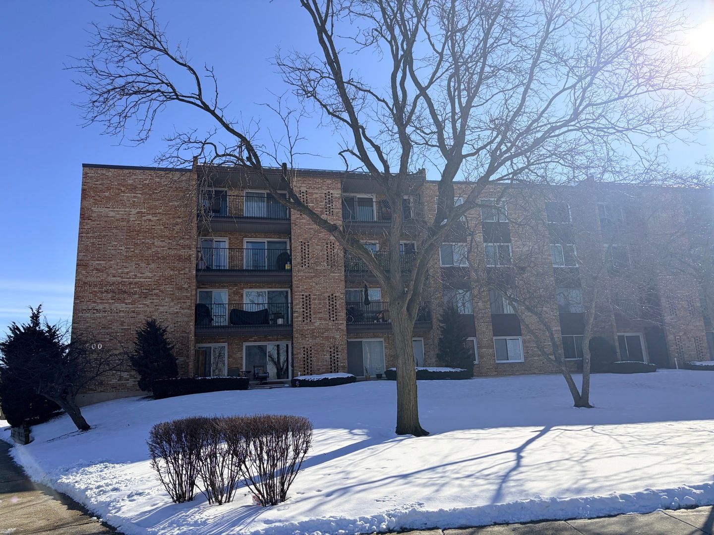 500 W Huntington Commons Road #255 — Mount Prospect, IL 60056