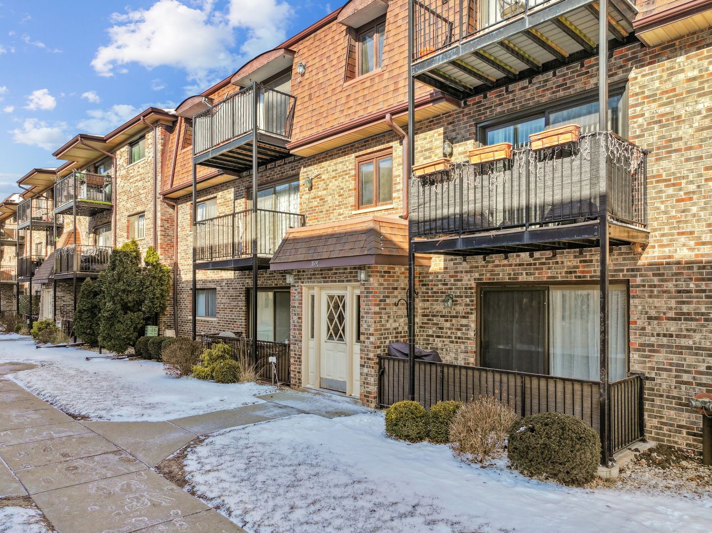 7632 W Lawrence Avenue #1B — Harwood Heights, IL 60706