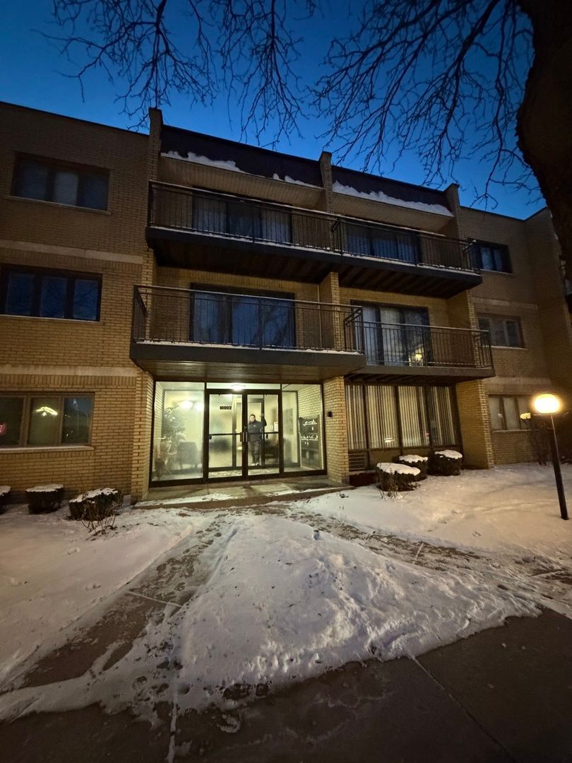 10002 S Pulaski Road #207 — Oak Lawn, IL 60453