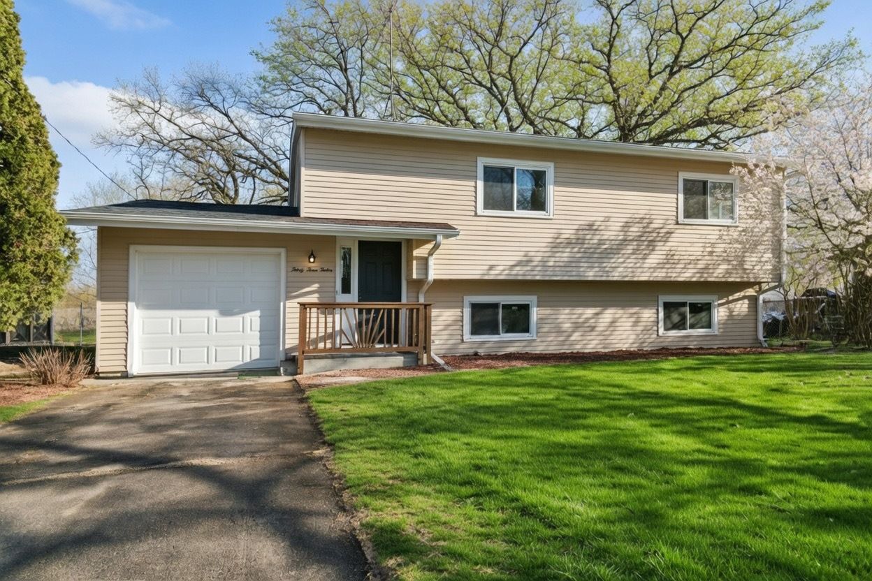 3312 Lake Shore Drive — Wonder Lake, IL 60097