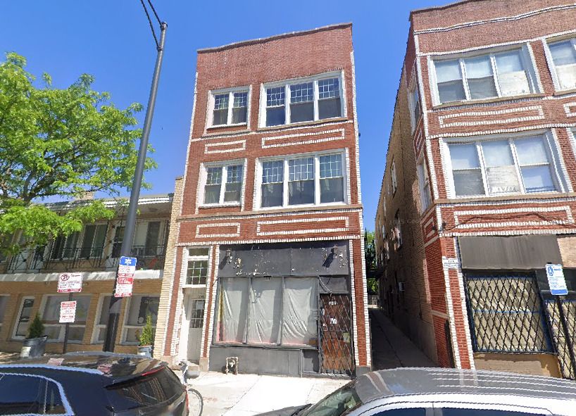 3742 W Montrose Avenue — Chicago, IL 60618
