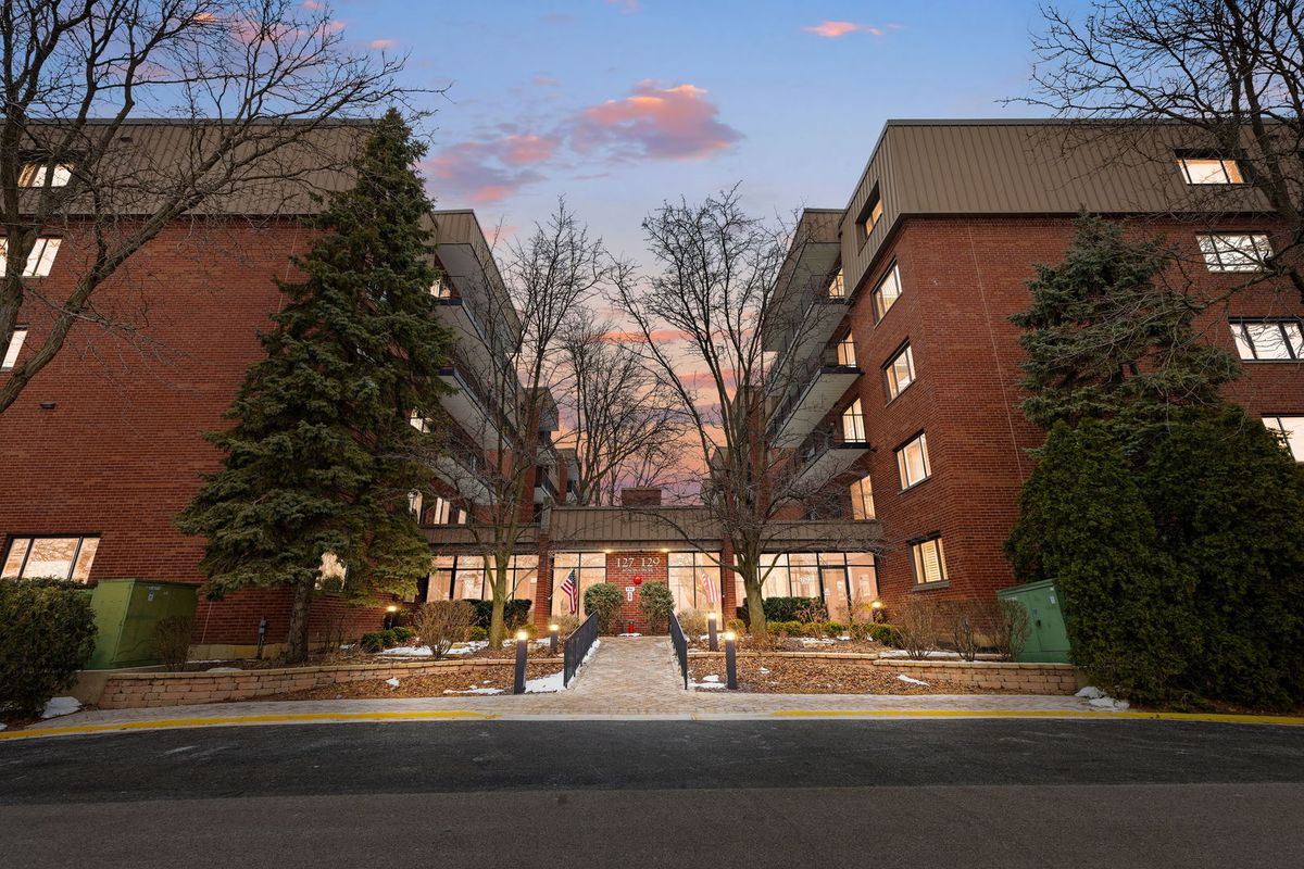 129 Acacia Circle, Indian Head Park, IL 60525