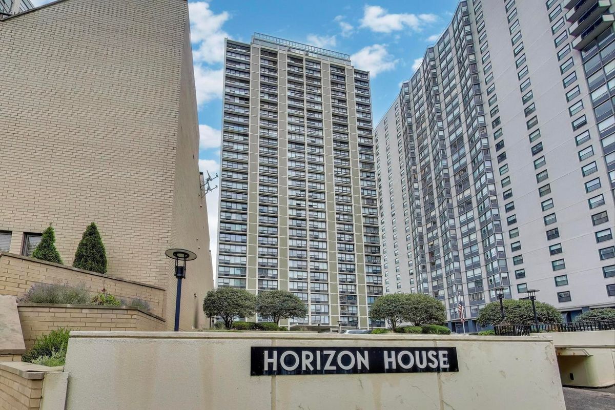 5733 Sheridan Road, Chicago, IL 60660