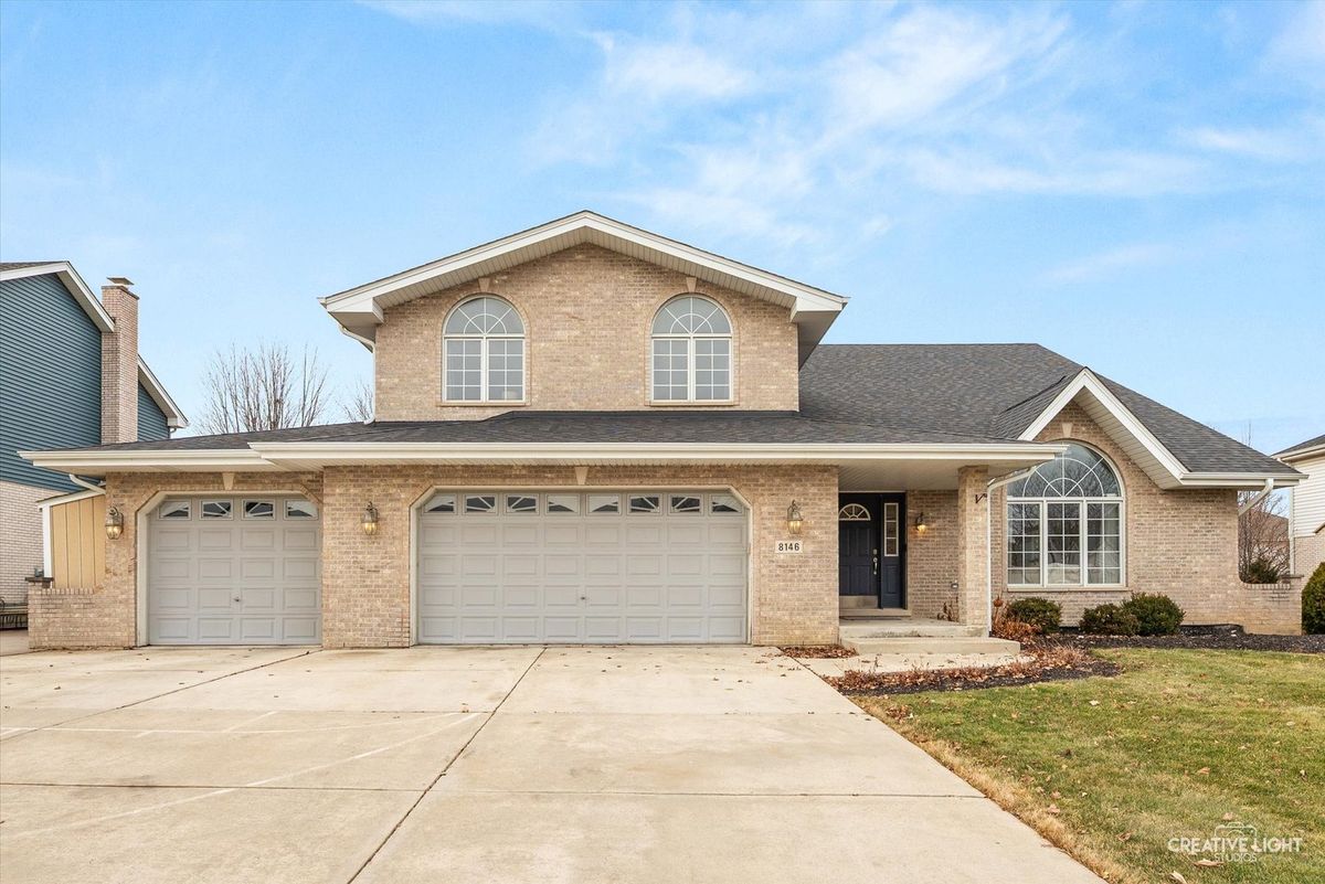 8146 Hampton Drive, Woodridge, IL 60517