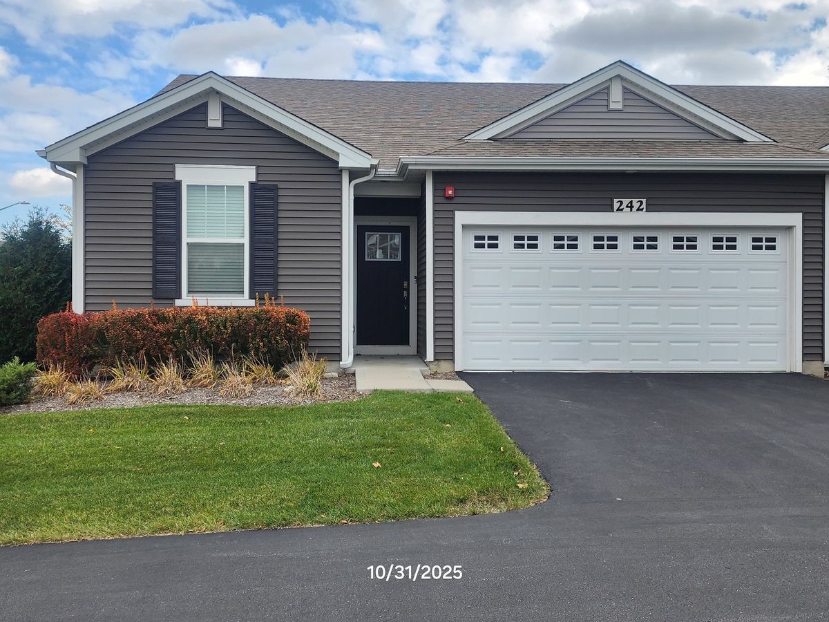 242 Sussex Lane, North Aurora, IL 60542