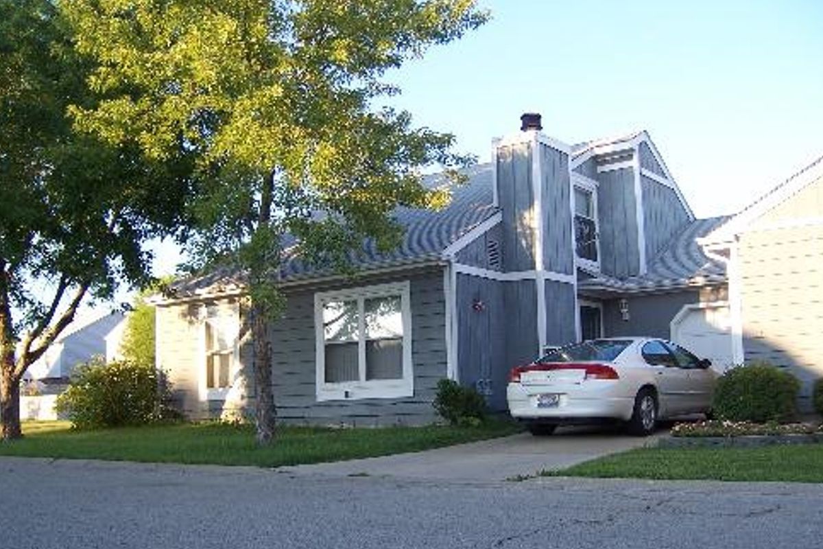 2010 COMANCHE Trail, Round Lake Beach, IL 60073