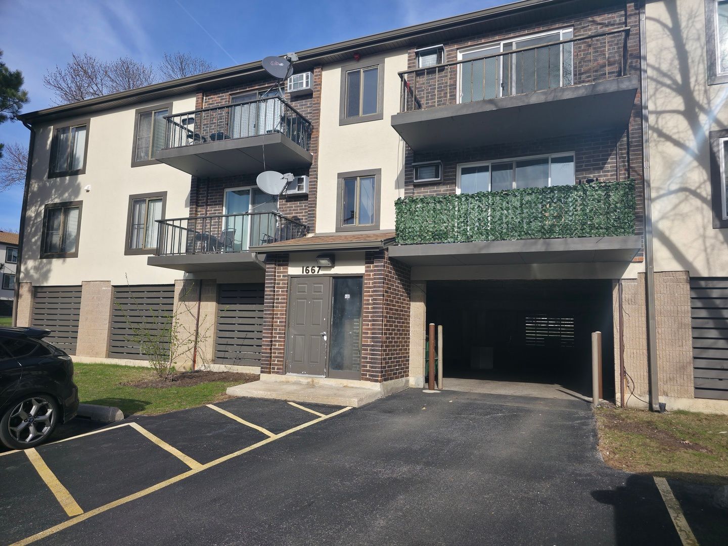 1667 KIOWA Circle #204 — Naperville, IL 60565