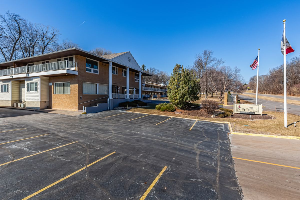 1104 Kimberly Road, Bettendorf, IA 52722