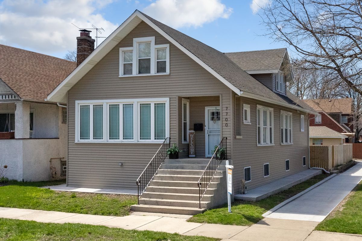 7700 Paxton Avenue, Chicago, IL 60649