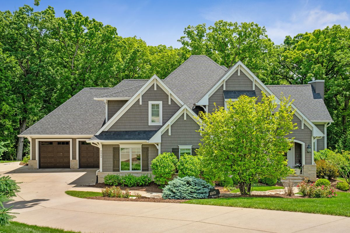 4865 Woody Creek Circle, Bettendorf, IA 52722