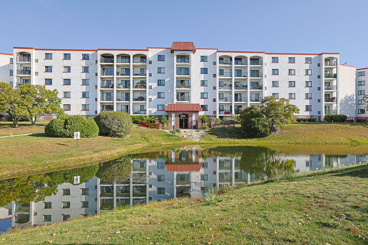 375 Plum Creek Drive, Wheeling, IL 60090