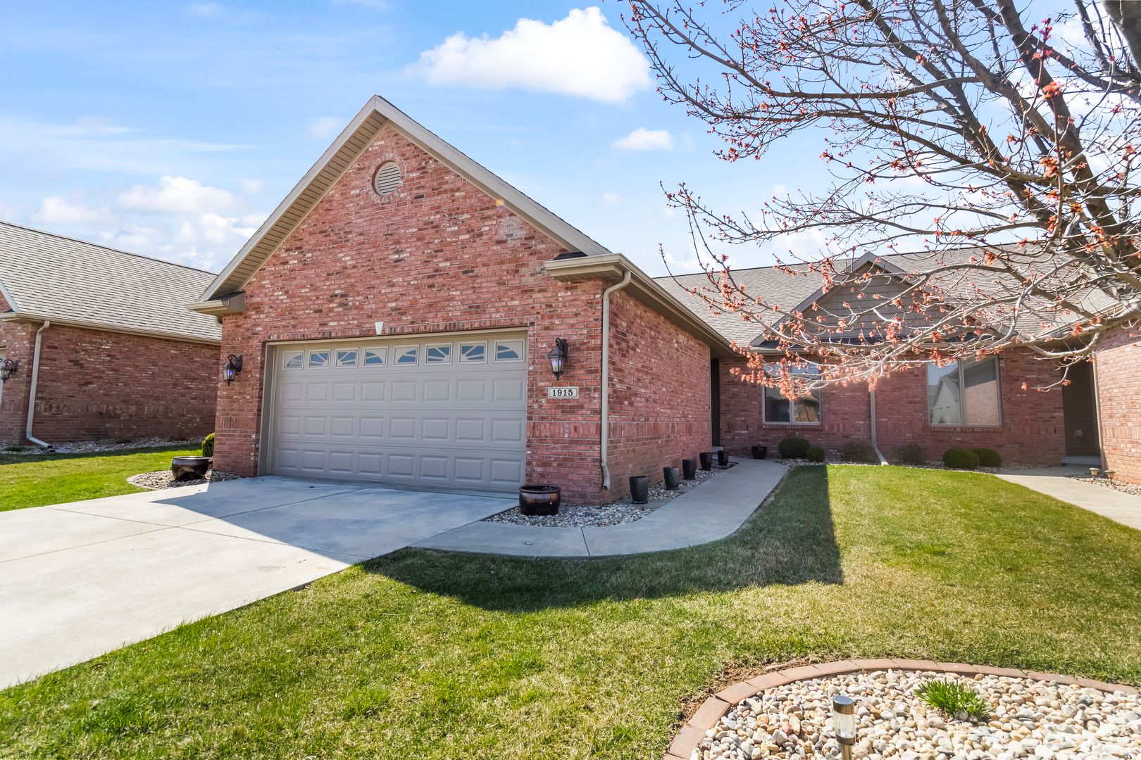 1915 Dunraven Road — Bloomington, IL 61704