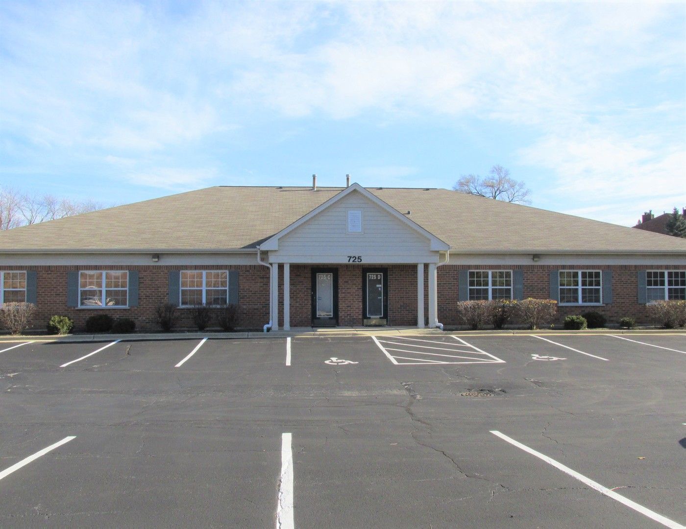 725 E Irving Park Road — Roselle, IL 60172