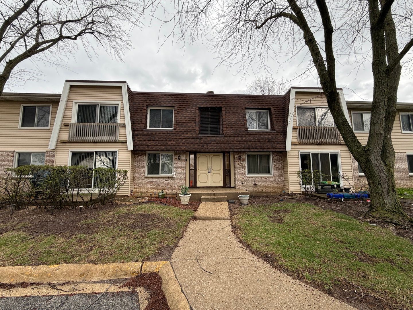 2920 Roberts Drive #8 — Woodridge, IL 60517