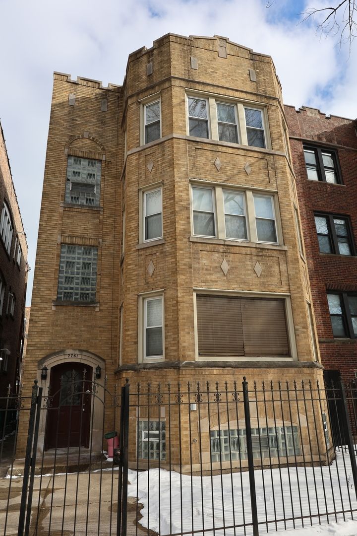 7751 S Phillips Avenue — Chicago, IL 60649