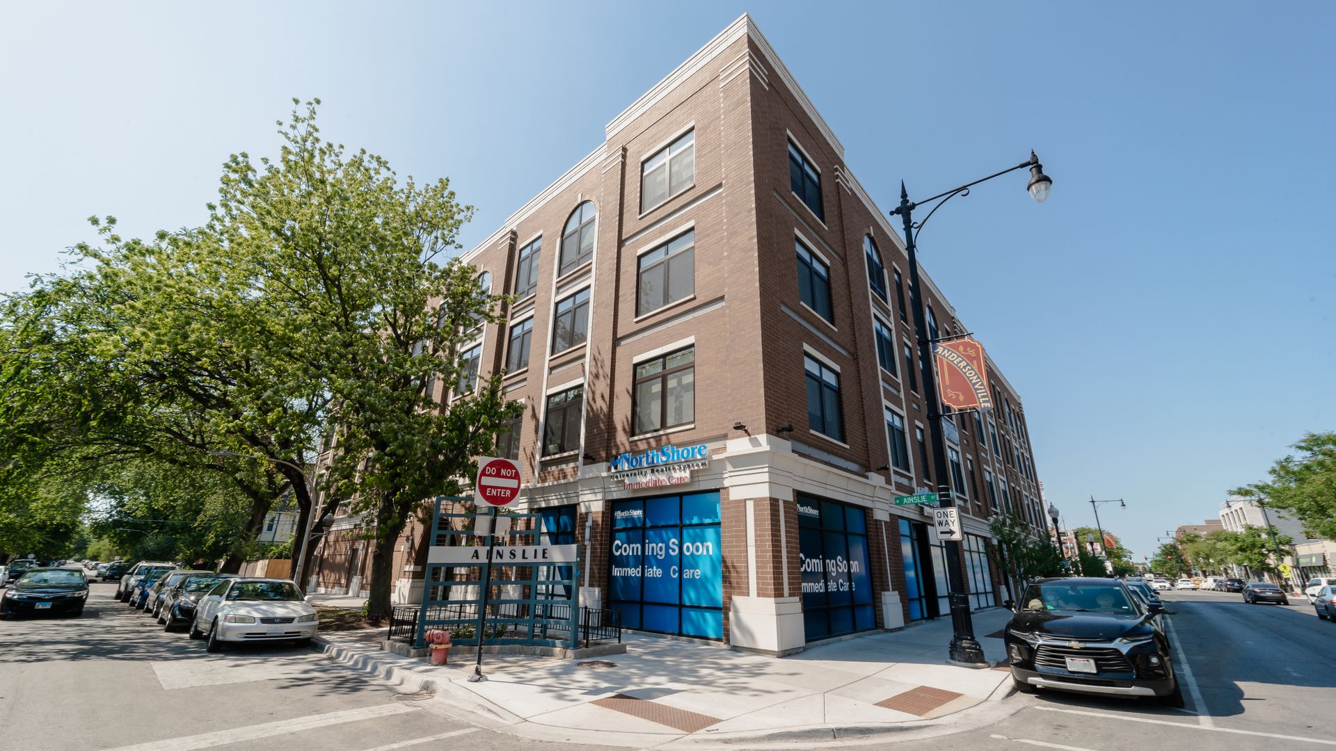 1502 W Ainslie Street #208 — Chicago, IL 60640