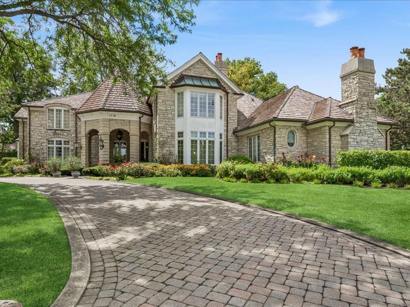 1719 Midwest Club Parkway — Oak Brook, IL 60523