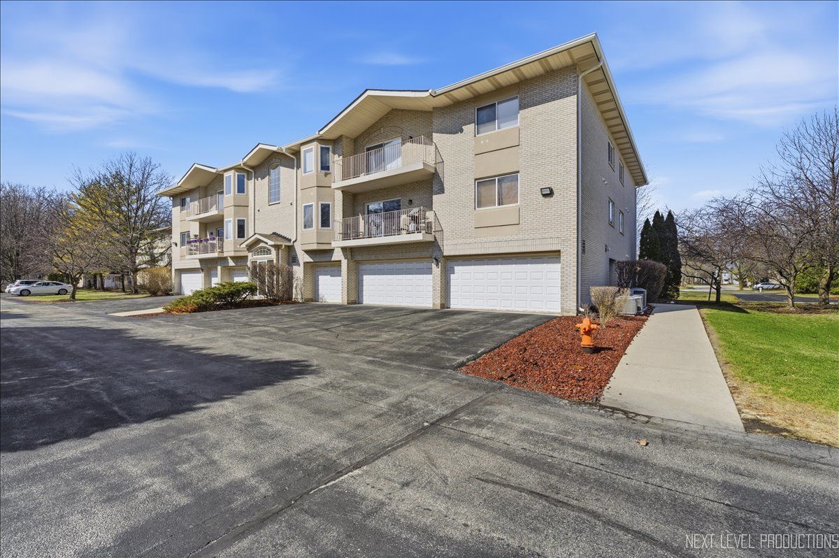 927 Elderberry Circle, Naperville, IL 60563