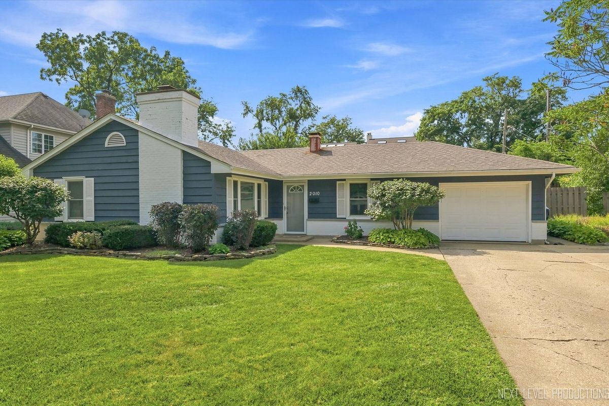 2010 Paddock Ln, Wheaton, IL 60187
