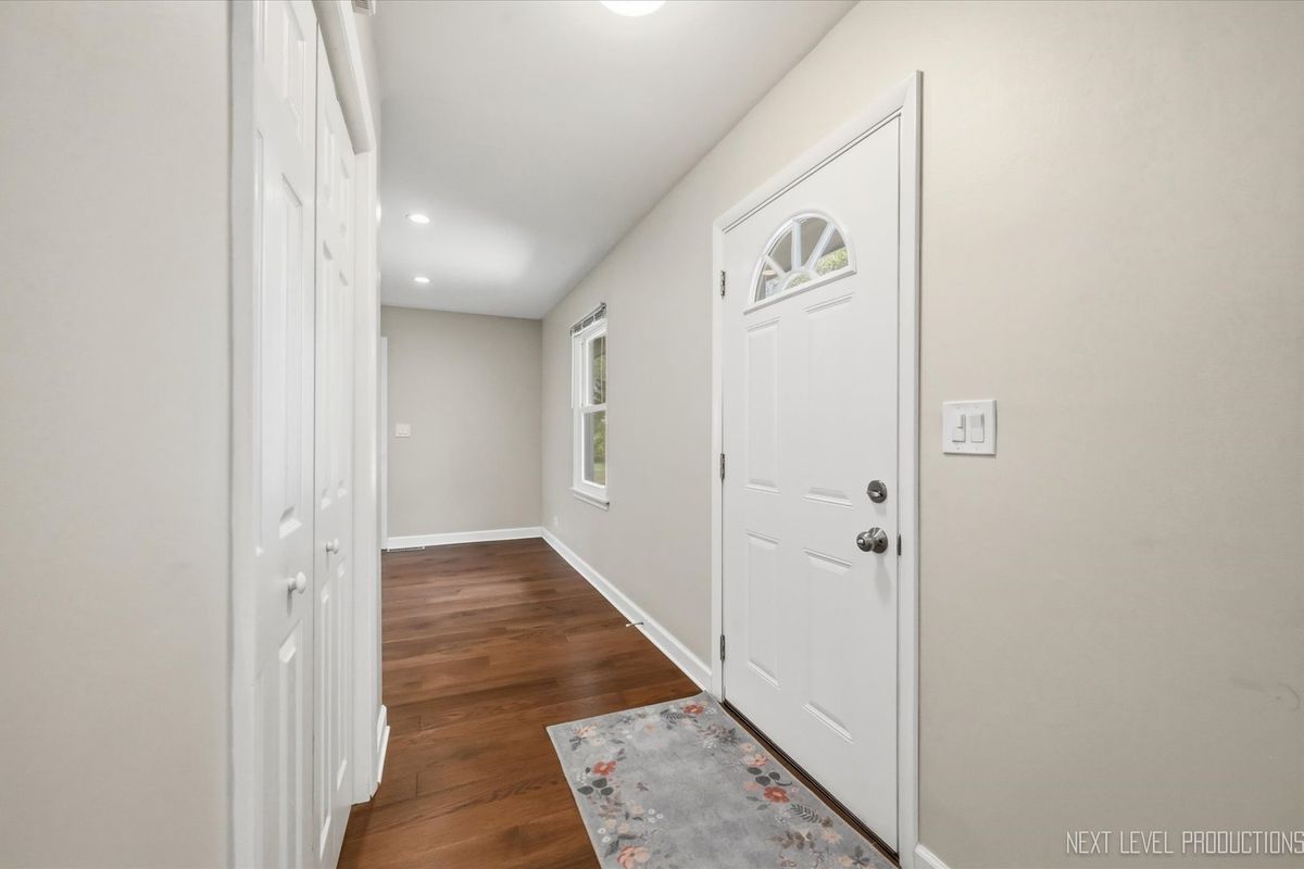 2010 Paddock Ln, Wheaton, IL 60187 — photo 8