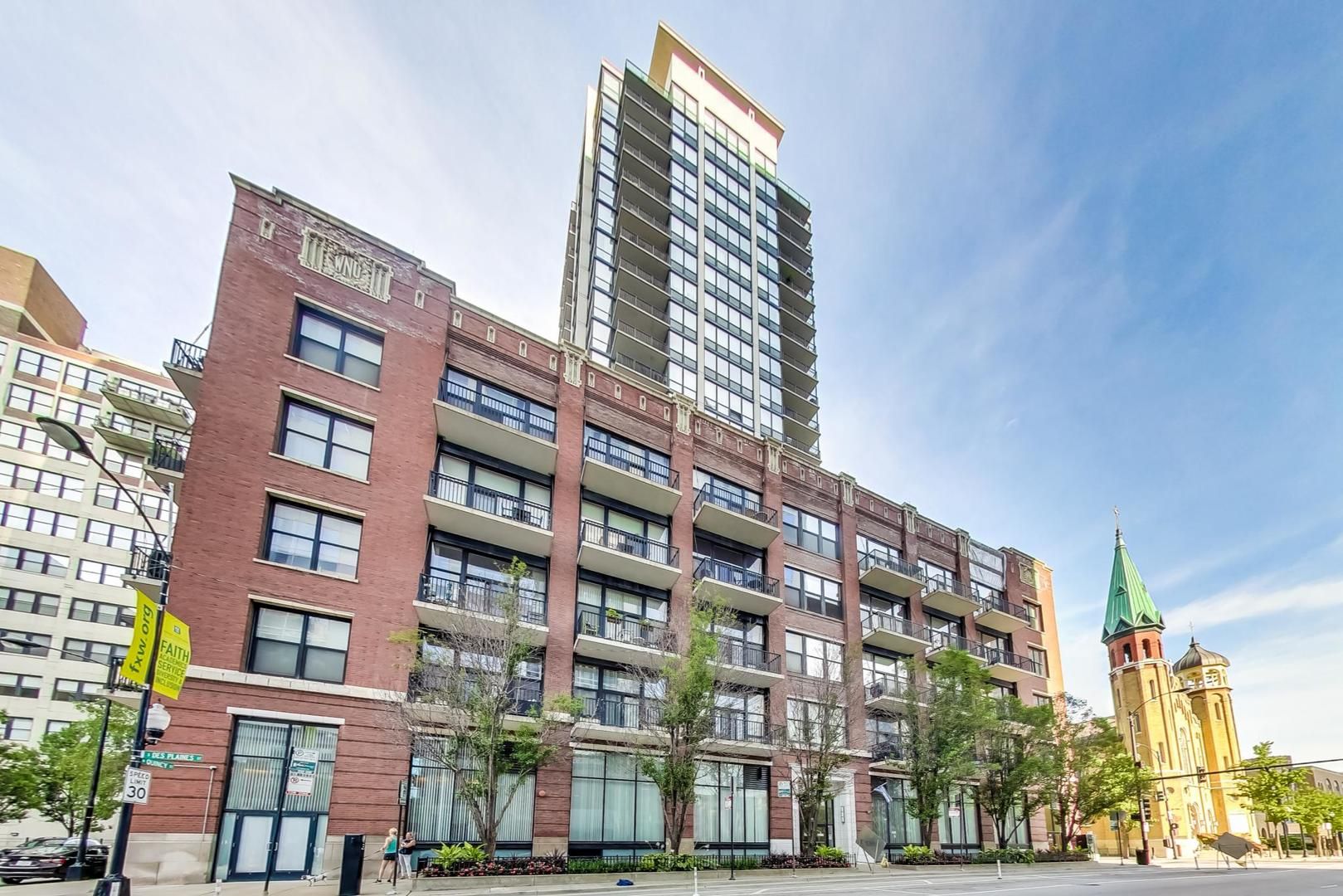 210 S Desplaines Street #803 — Chicago, IL 60661