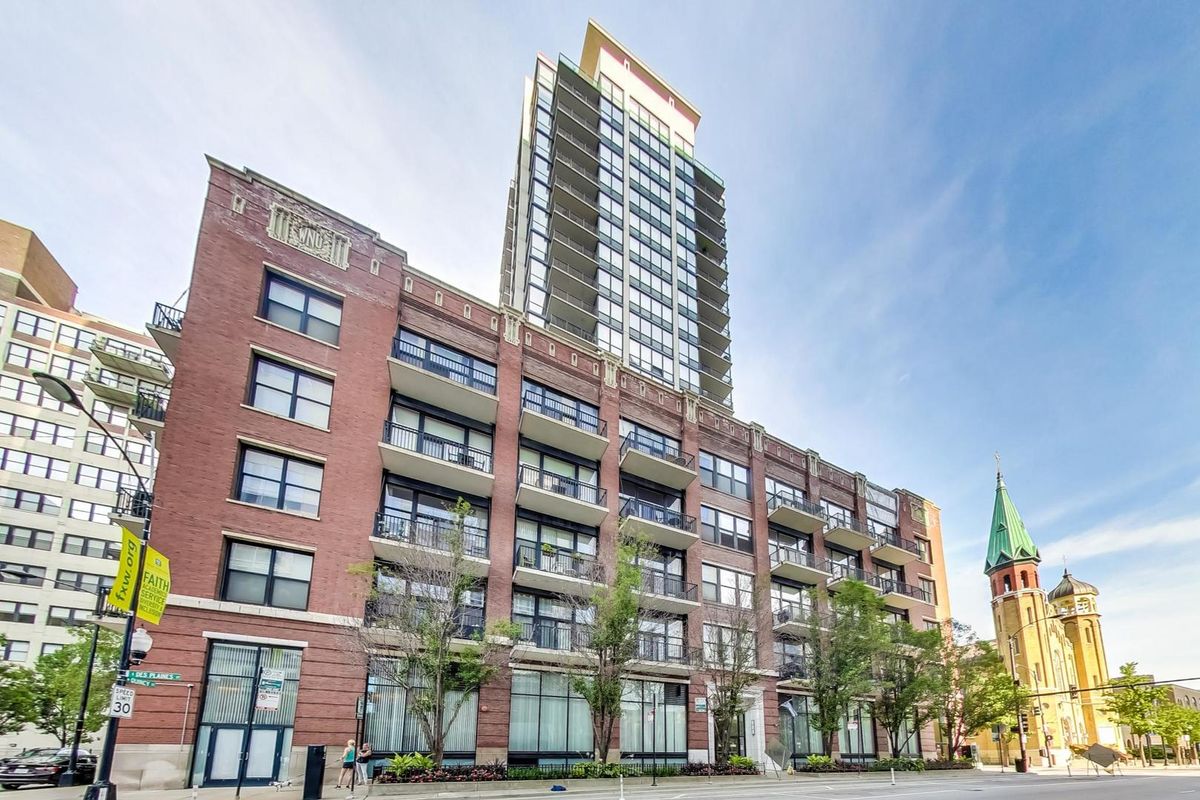 210 Desplaines Street, Chicago, IL 60661