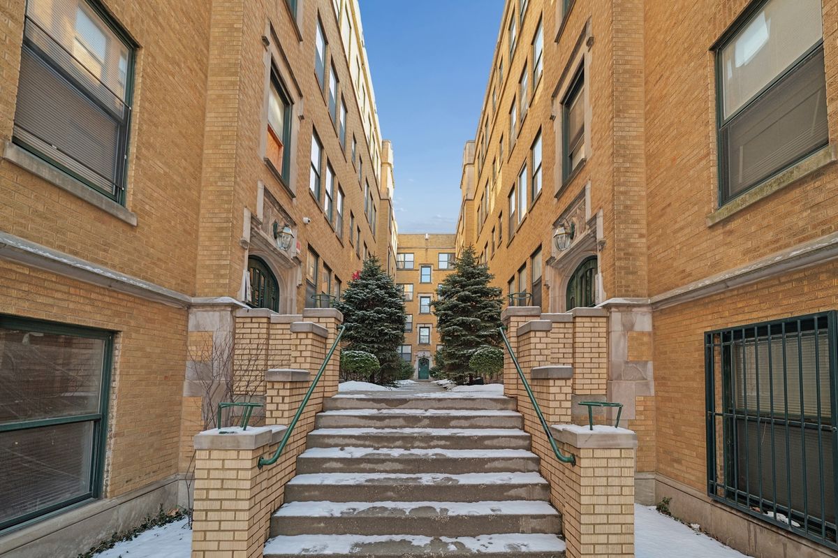 7209 Yates Boulevard, Chicago, IL 60649