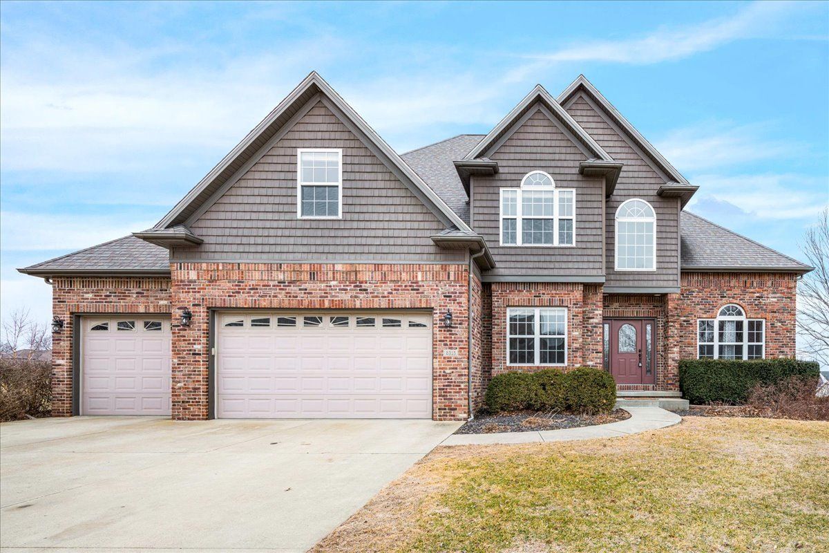 2315 Knollbrook Way, Bloomington, IL 61705