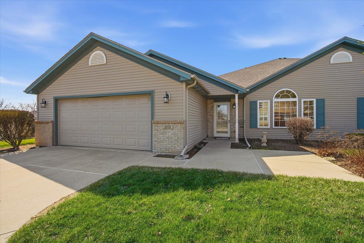 3715 Wine Way, Bloomington, IL 61704