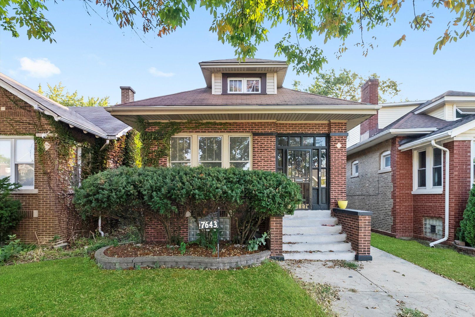 7643 Paxton Avenue — Chicago, IL 60649