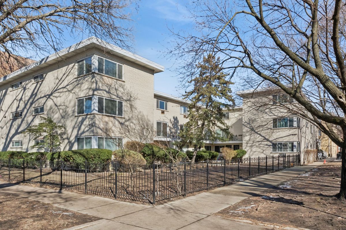 4201 Paulina Street, Chicago, IL 60613