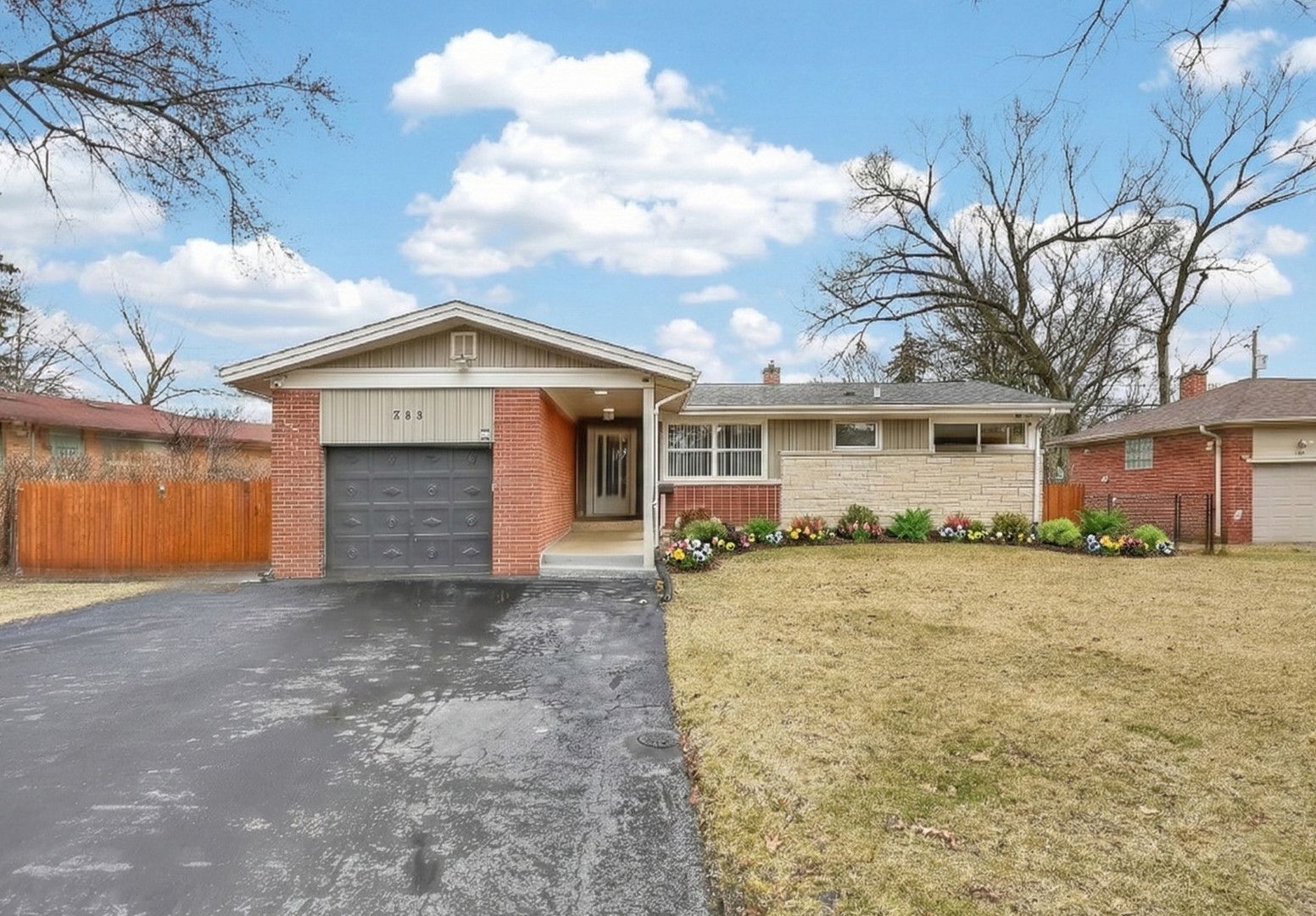 203 S See Gwun Avenue — Mount Prospect, IL 60056