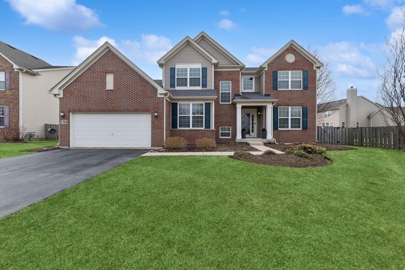 1709 Belcourt — Elgin, IL 60120