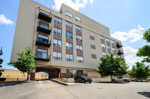 2451 W Howard Street #511 — Chicago, IL 60645