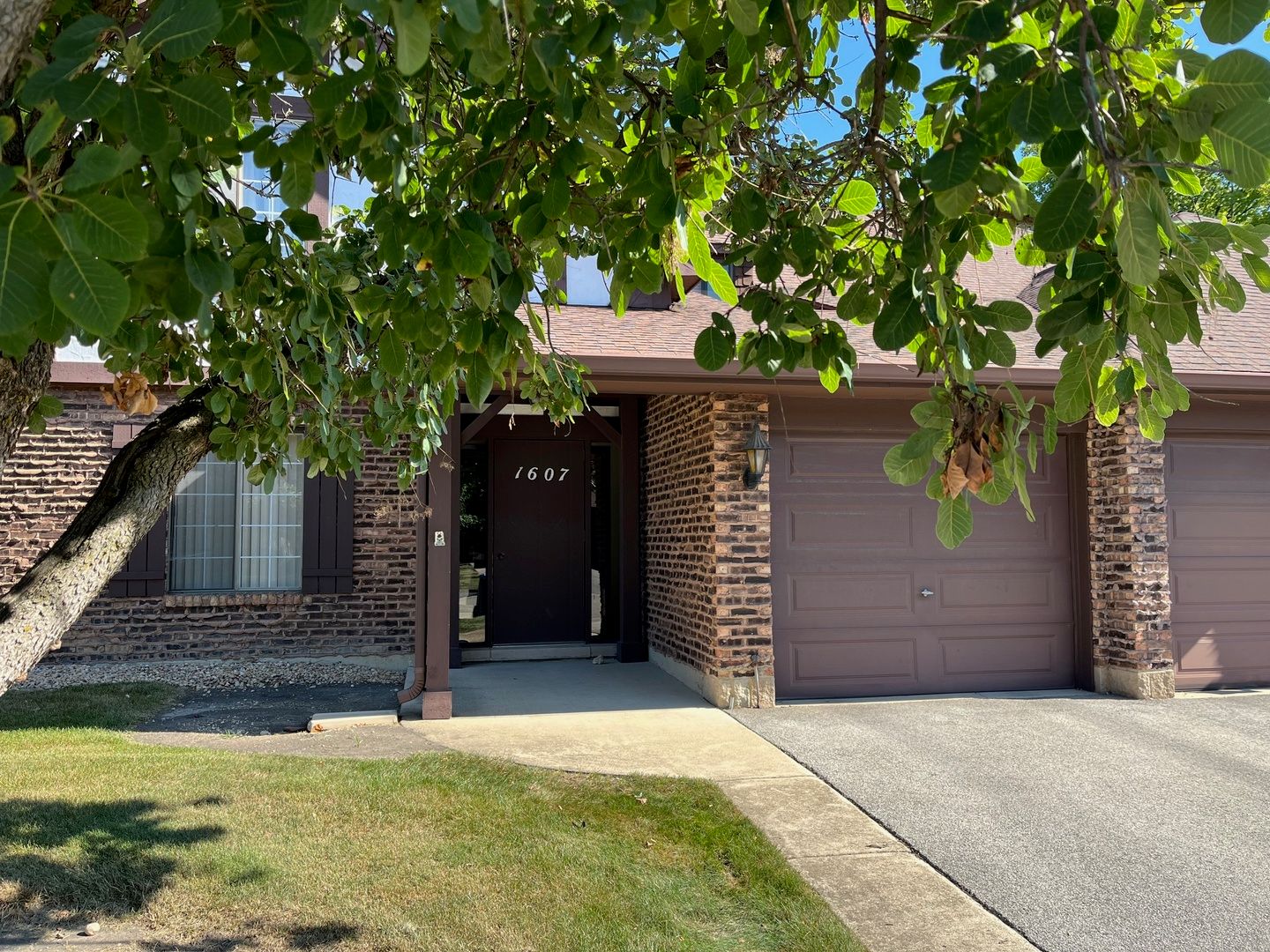 1607 Thames Court #D — Wheaton, IL 60189