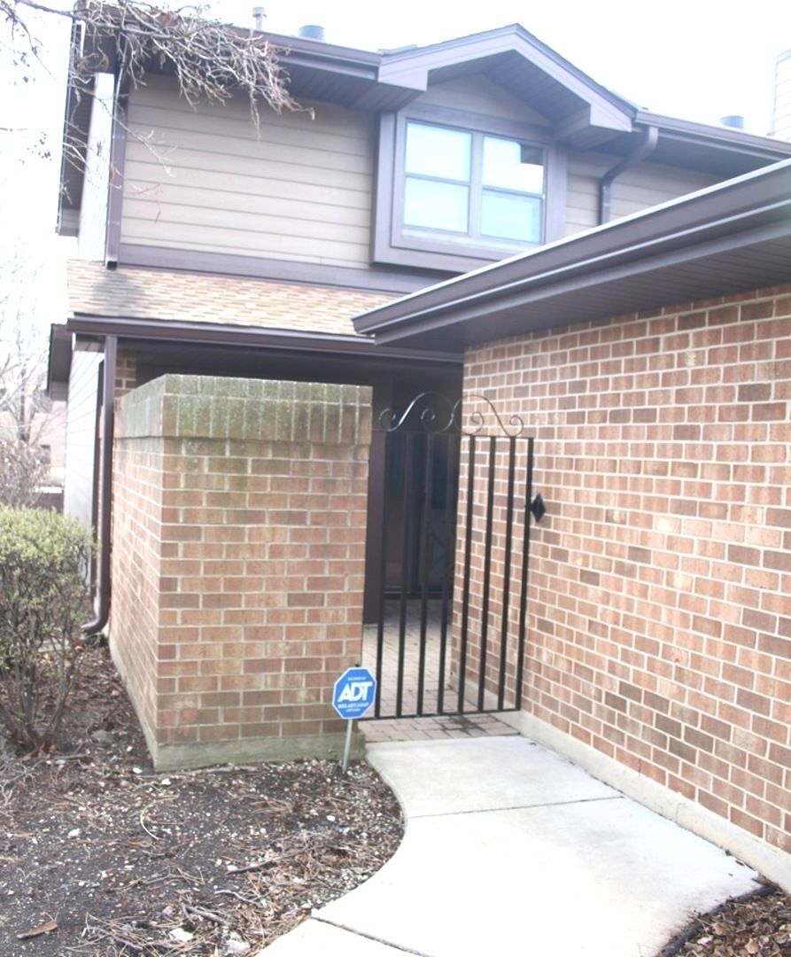 15 Indian Trail Drive #15 — Westmont, IL 60559