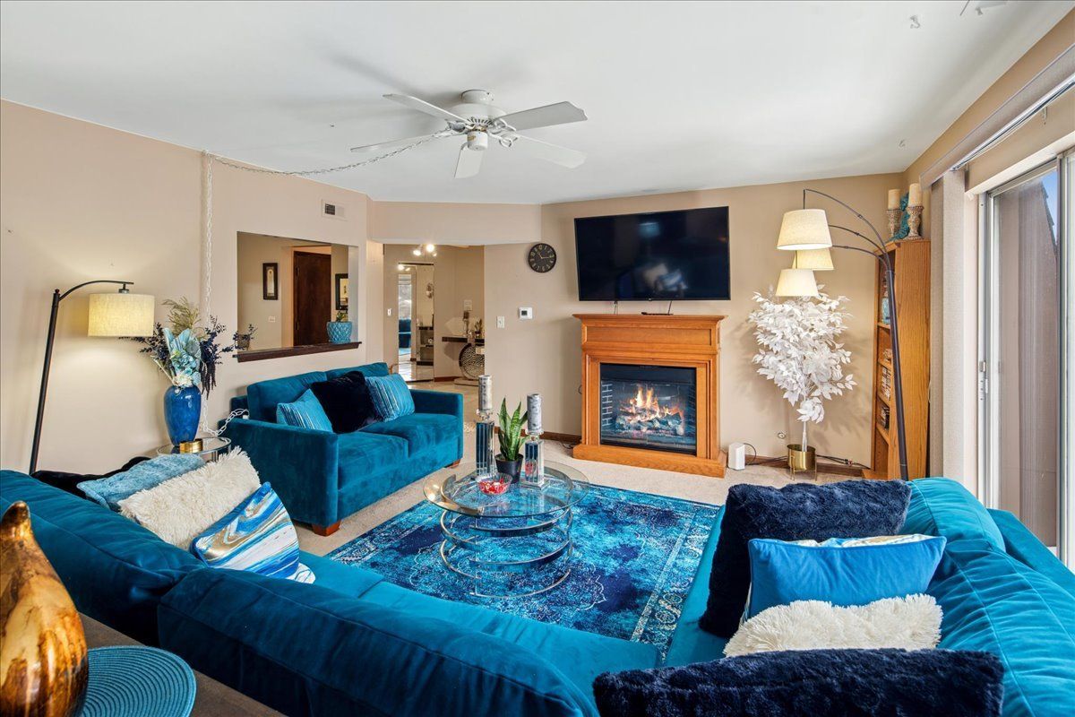475 SHENSTONE Road #304, Riverside, IL 60546
